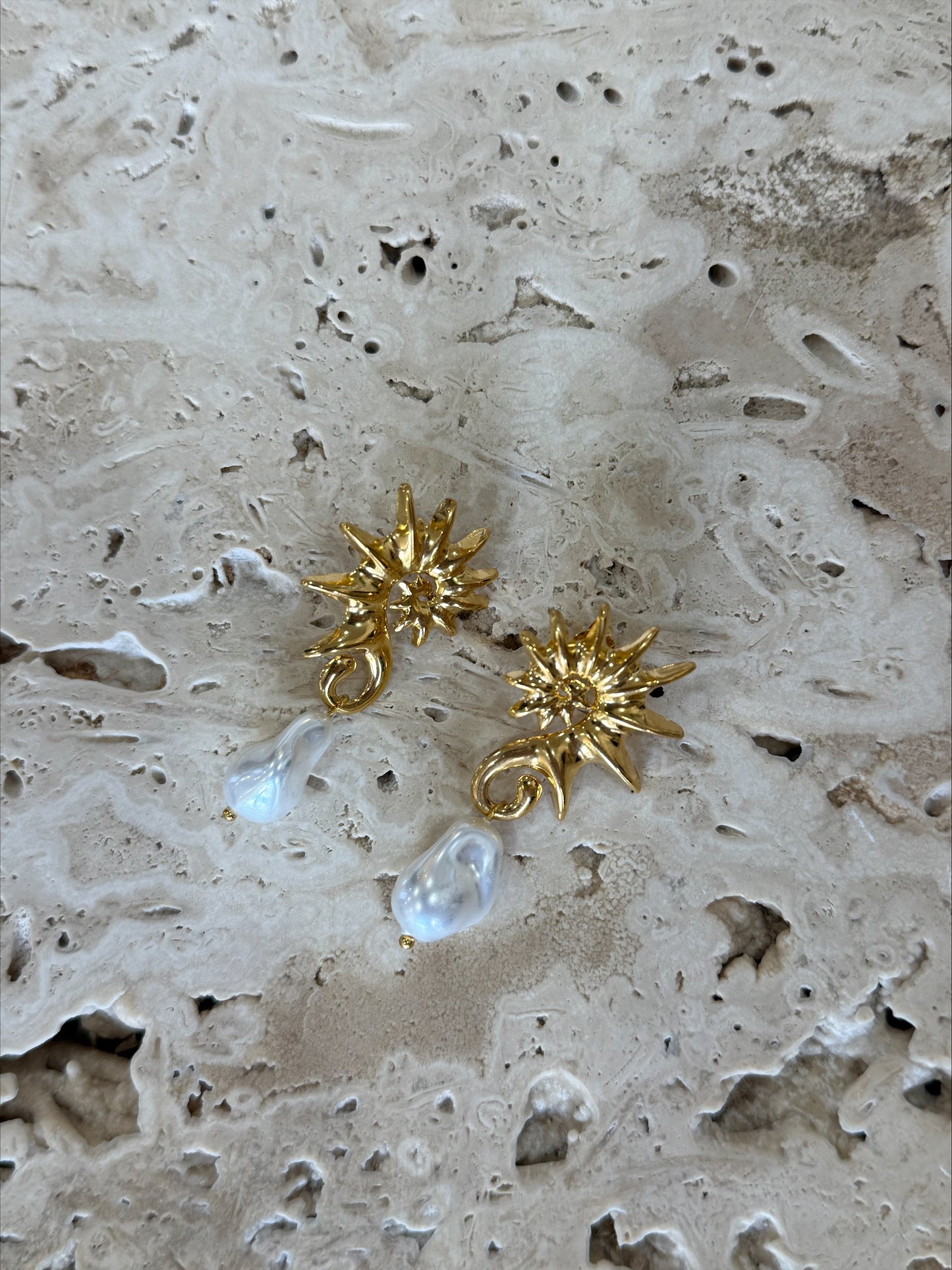 Shell Pearl Earrings – 18k Gold Plated